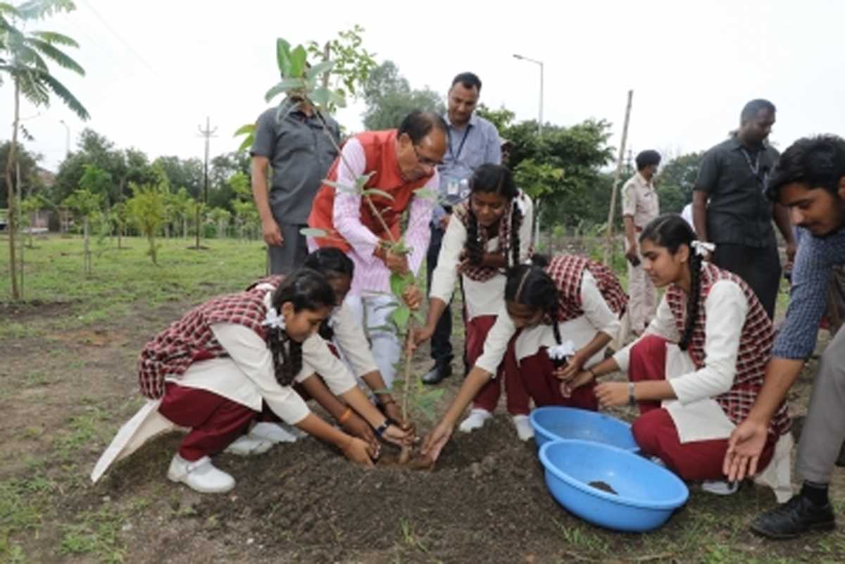 आजादी सेटेलाइट रॉकेट की प्रोग्रामिंग में शामिल बेटियों के साथ शिवराज ने पौधे रोपे